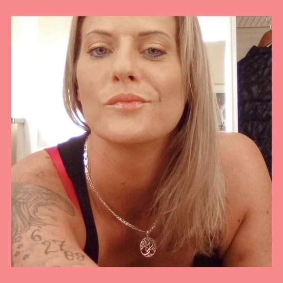 Meet your Posher, Tiffany - Picture 3 of 10